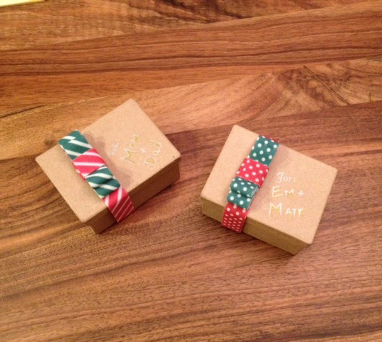 VELCRO®-Brand-Holiday-Wrapping-DIY